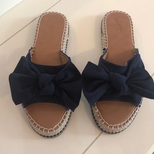 Universal thread bow sandals size 9 1/2 NWOT
